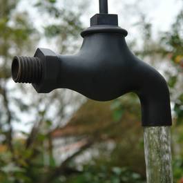 Schwebender Wasserhahn aus Edelstahl — Michael Krauss Wasserspiele