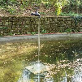 Teichbrunnen, Wasserhahn in der Luft aus Edelstahl — Michael Krauss Wasserspiele