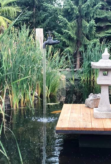 schwebender wasserhahn im asiatischen Garten