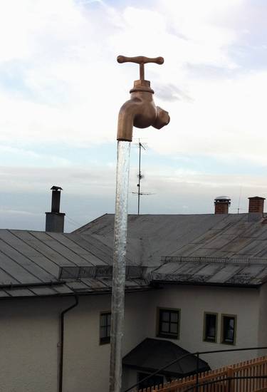 Magischer Wasserhahn Brunnen in Bronze