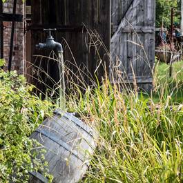 Teichbrunnen, Wasserhahn in der Luft aus Edelstahl — Michael Krauss Wasserspiele