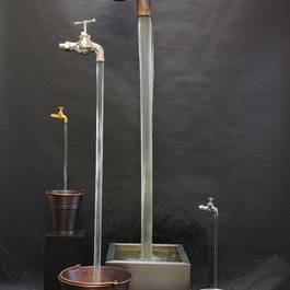 Schwebender Wasserhahn in Bronze aus Edelstahl — Michael Krauss Wasserspiele