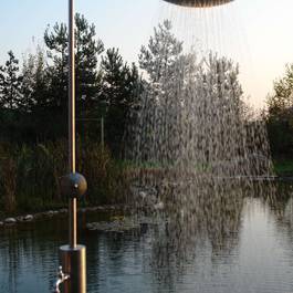 Kaltwasserdusche Rondo dick aus Edelstahl — Michael Krauss Wasserspiele