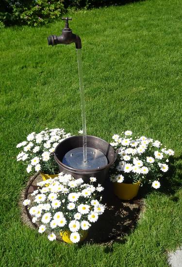 Magischer Wasserhahn mit Kupfereimer
