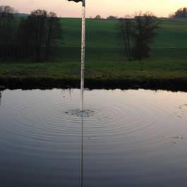 Teichbrunnen, Wasserhahn in der Luft aus Edelstahl — Michael Krauss Wasserspiele