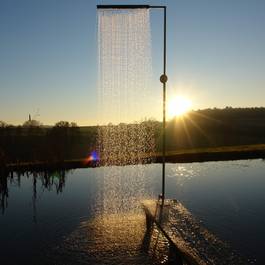 Kaltwasserdusche Longo dünn aus Edelstahl — Michael Krauss Wasserspiele