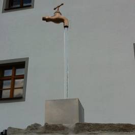 Schwebender Wasserhahn in Bronze aus Edelstahl — Michael Krauss Wasserspiele