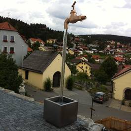 Schwebender Wasserhahn in Bronze aus Edelstahl — Michael Krauss Wasserspiele