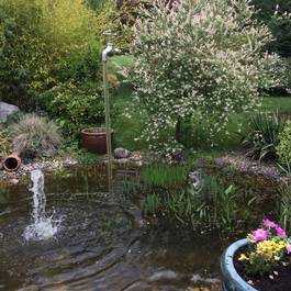 Teichbrunnen, Wasserhahn in der Luft aus Edelstahl — Michael Krauss Wasserspiele
