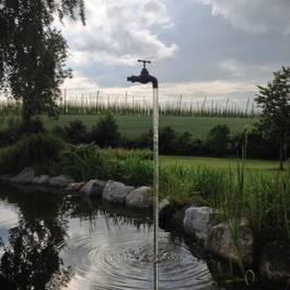 Teichbrunnen, Wasserhahn in der Luft aus Edelstahl — Michael Krauss Wasserspiele