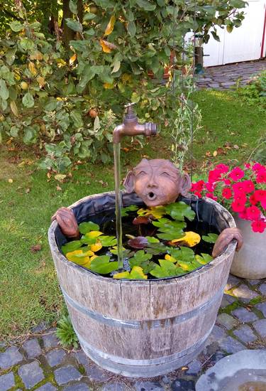 Schwebender Wasserhahn mit Teichhalterung