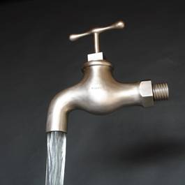 Wasserhahn Brunnen im Edelstahlbecken aus Edelstahl — Michael Krauss Wasserspiele