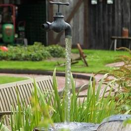 Teichbrunnen, Wasserhahn in der Luft aus Edelstahl — Michael Krauss Wasserspiele