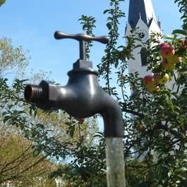 Schwebender Wasserhahn aus Edelstahl — Michael Krauss Wasserspiele