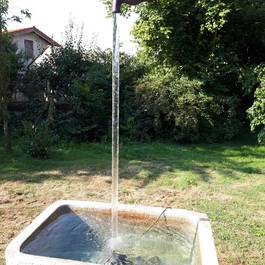 Teichbrunnen, Wasserhahn in der Luft aus Edelstahl — Michael Krauss Wasserspiele