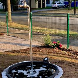 Teichbrunnen, Wasserhahn in der Luft aus Edelstahl — Michael Krauss Wasserspiele