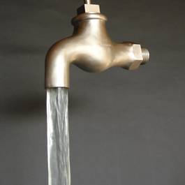 Wasserhahn Brunnen im Edelstahlbecken aus Edelstahl — Michael Krauss Wasserspiele