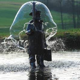 Gartenbrunnen "Mann im Regen" aus Edelstahl — Michael Krauss Wasserspiele