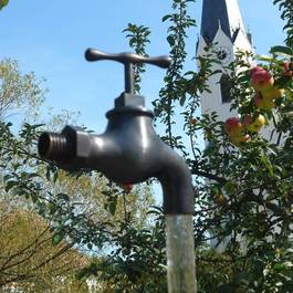 Teichbrunnen, Wasserhahn in der Luft aus Edelstahl — Michael Krauss Wasserspiele