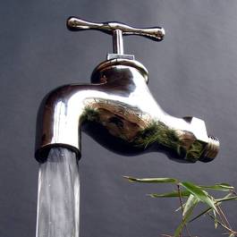 Schwebender Wasserhahn aus Edelstahl — Michael Krauss Wasserspiele