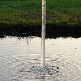 Teichbrunnen, Wasserhahn in der Luft aus Edelstahl — Michael Krauss Wasserspiele